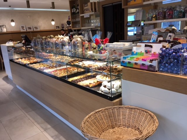 Interno del negozio Pasticceria Gobbato, bancone appena ristrutturato