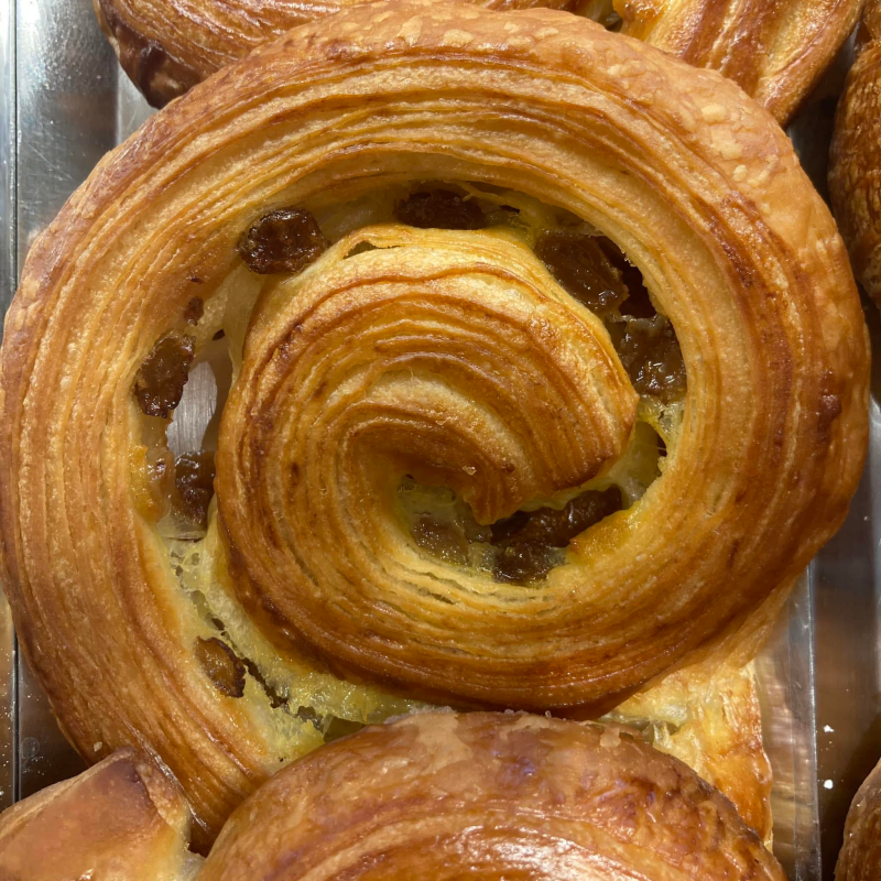Sfoglia artigianale ripiena di uvetta, dettaglio ravvicinato