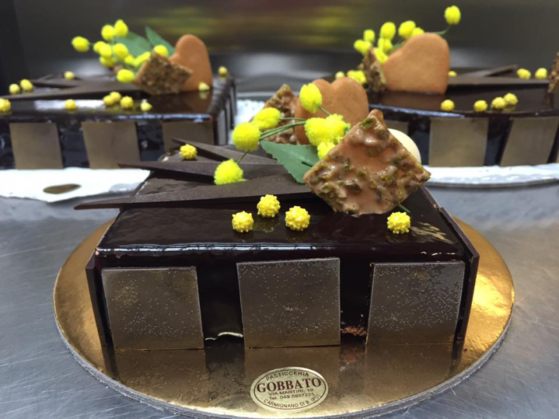 Torte al cioccolato decorate con fiori di mimosa e frolla, con timbro Pasticceria Gobbato
