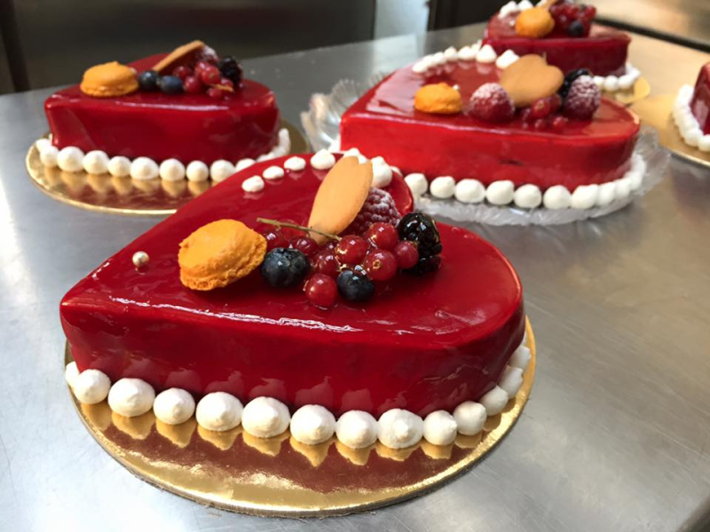 Torte a forma di cuore con glassa ai frutti rossi, decorate con lamponi, ribes e more