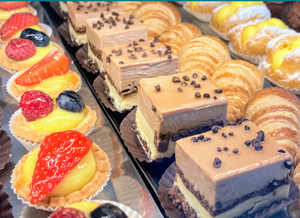 Vetrina della pasticceria Gobbato con pasticcini e croissant artigianali